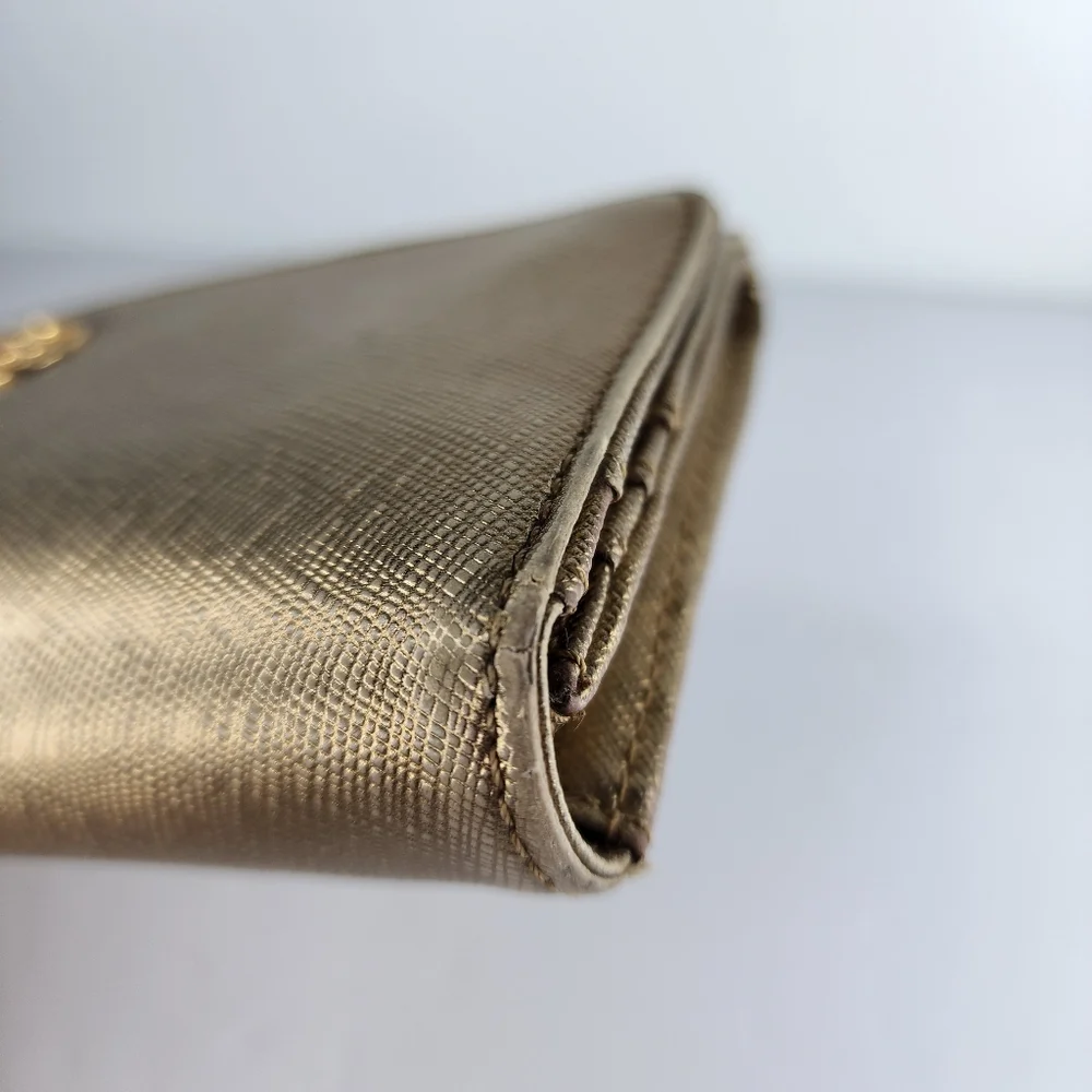 TORY BURCH Robinson Envelope Continental. Gold.